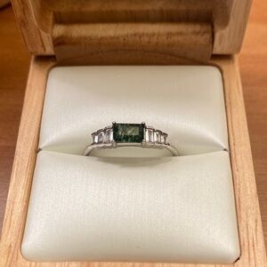 Elegant Silver Agate Ring with Green Gemstone